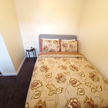 London Luxury 6 Bedroom Family House Sleeps 12 People Parking For 4 Cars Close To Tube. Chigwell Exterior photo