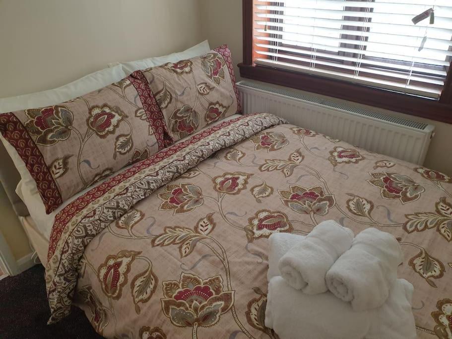 London Luxury 6 Bedroom Family House Sleeps 12 People Parking For 4 Cars Close To Tube. Chigwell Exterior photo