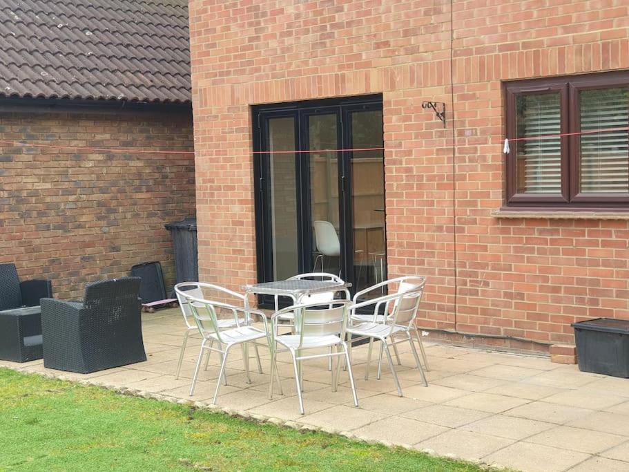 London Luxury 6 Bedroom Family House Sleeps 12 People Parking For 4 Cars Close To Tube. Chigwell Exterior photo