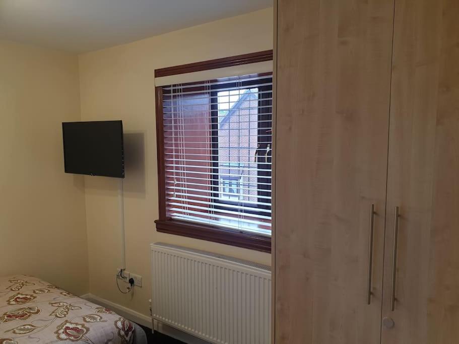 London Luxury 6 Bedroom Family House Sleeps 12 People Parking For 4 Cars Close To Tube. Chigwell Exterior photo