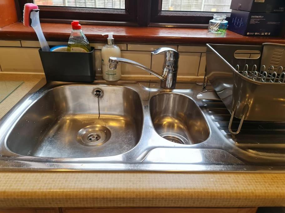 London Luxury 6 Bedroom Family House Sleeps 12 People Parking For 4 Cars Close To Tube. Chigwell Exterior photo
