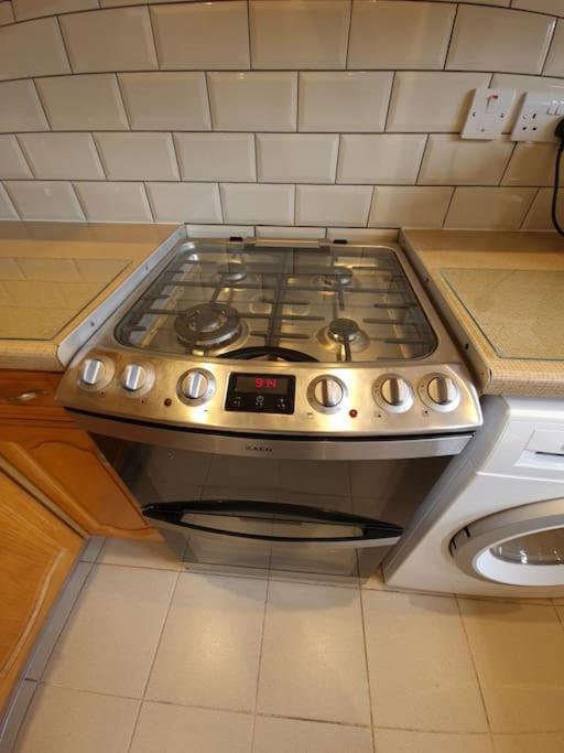 London Luxury 6 Bedroom Family House Sleeps 12 People Parking For 4 Cars Close To Tube. Chigwell Exterior photo