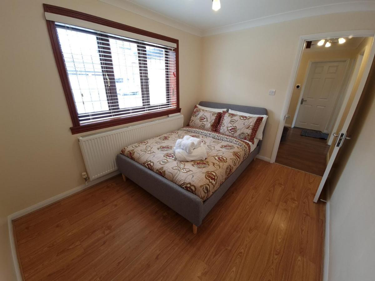 London Luxury 6 Bedroom Family House Sleeps 12 People Parking For 4 Cars Close To Tube. Chigwell Exterior photo